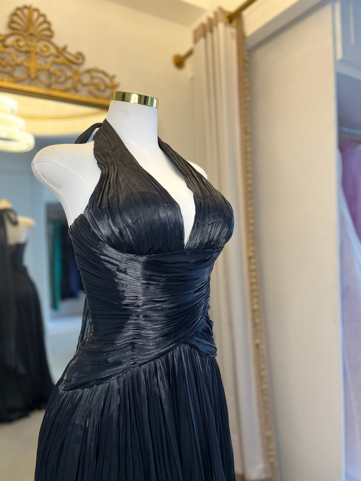 Vestido negro plisado