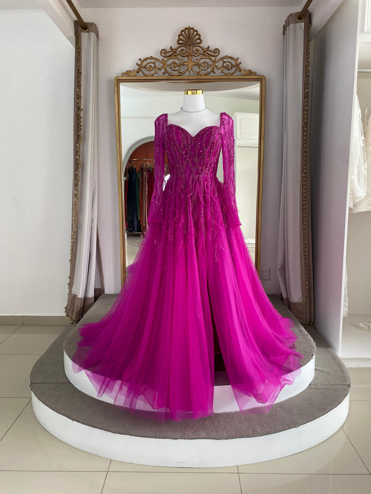Vestido rosa fucsia de plumas