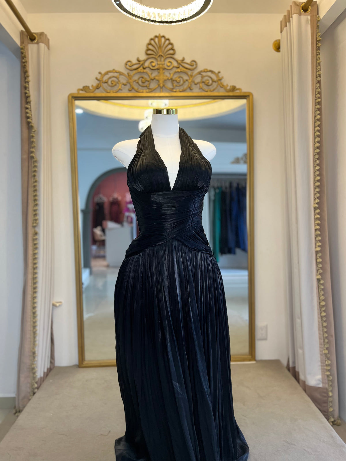 Vestido negro plisado