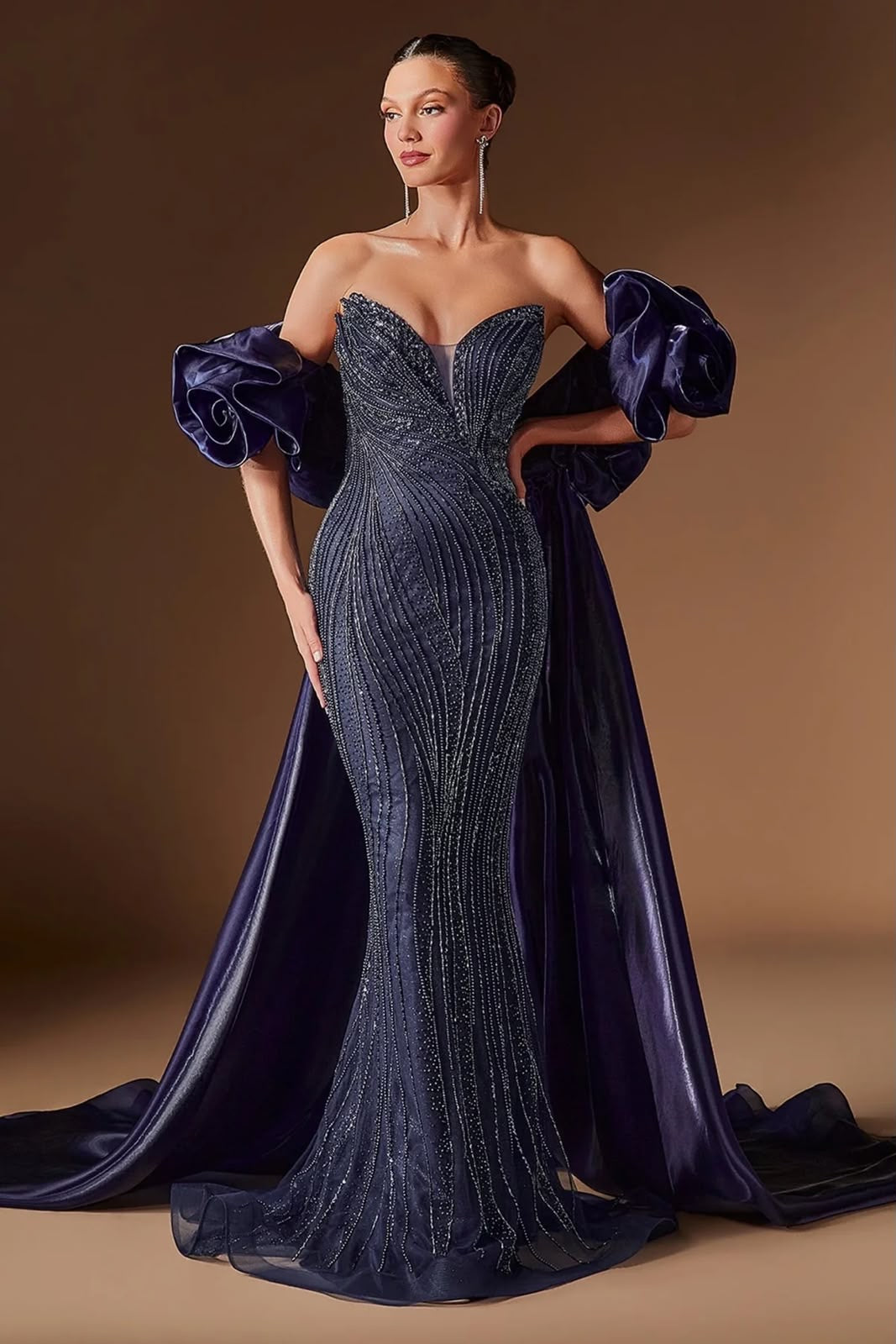 Vestido azul marino con capa