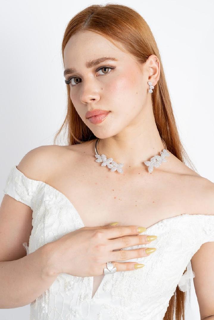 Collar de hojas